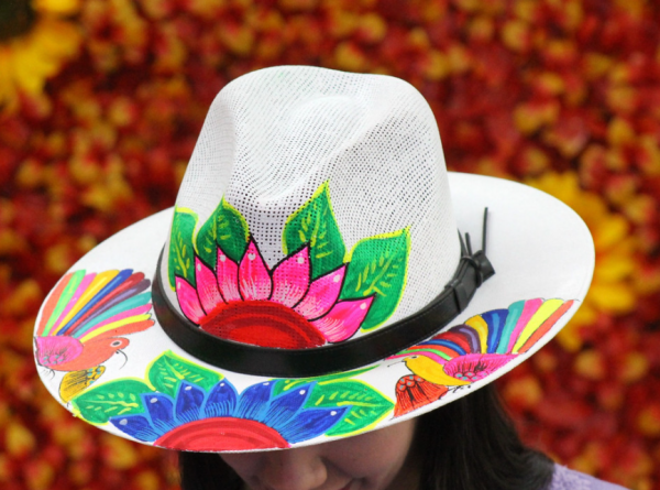 Topi dengan desain floral yang artistik